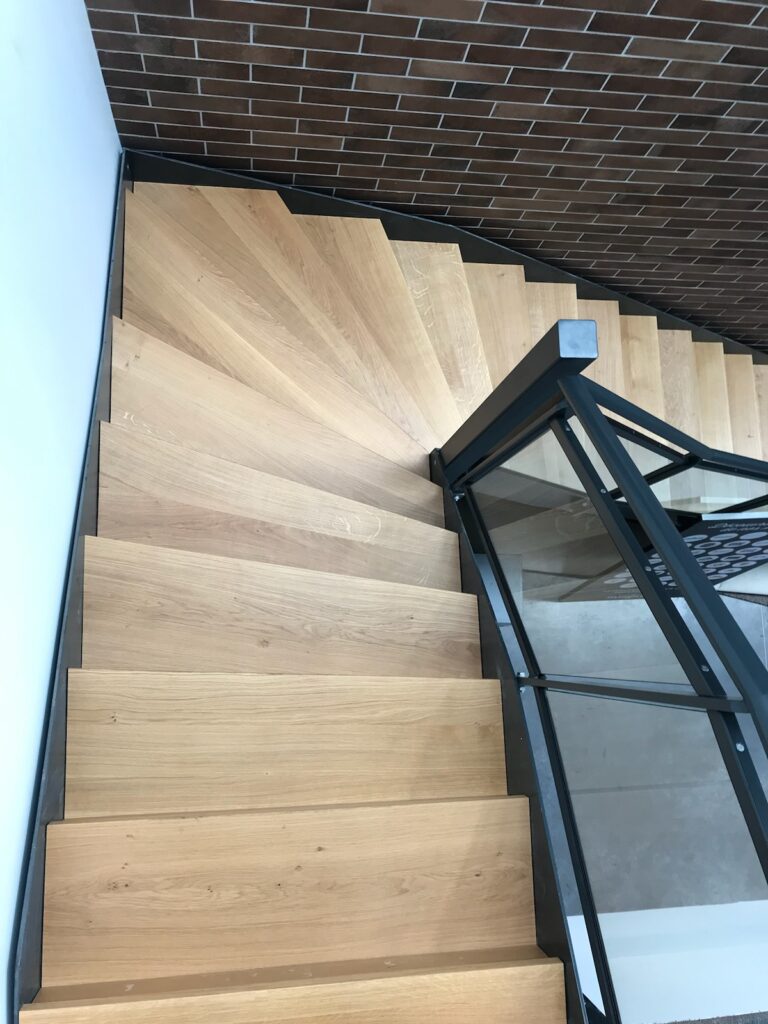 ESCALIER SUR MESURE REMBARDE VERRE LES ATELIERS DU BOIS PENNECOT MENUISIER VARANGES DIJON NUITS ST GEORGES BEAUNE DOLE