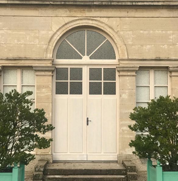 PORTE DE ORANGERIE JARDIN ARQUEBUSE ATELIERS DU BOIS PENNECOT MENUISERIE PORTES SUR MESURE MENUISERIE PENNECOT LES ATELIERS DU BOIS DIJON BEAUNE NUITS ST GEORGES DOLE FENETRE