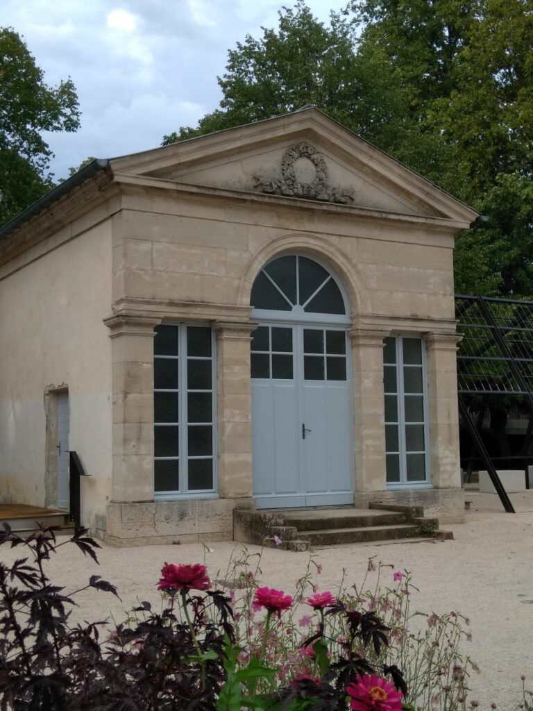 FENETRE JARDIN DE L ARQUEBUSE JARDIN DES PLANTES MUSEE HISTOIRE NATURELLE DIJON LES ATELIERS DU BOIS PENNECOT MENUISIER BOIS AGENCEMENT FENETRES VOLETS PORTES GARAGE VARANGES DIJON NUITS ST GEORGES BEAUNE DOLE