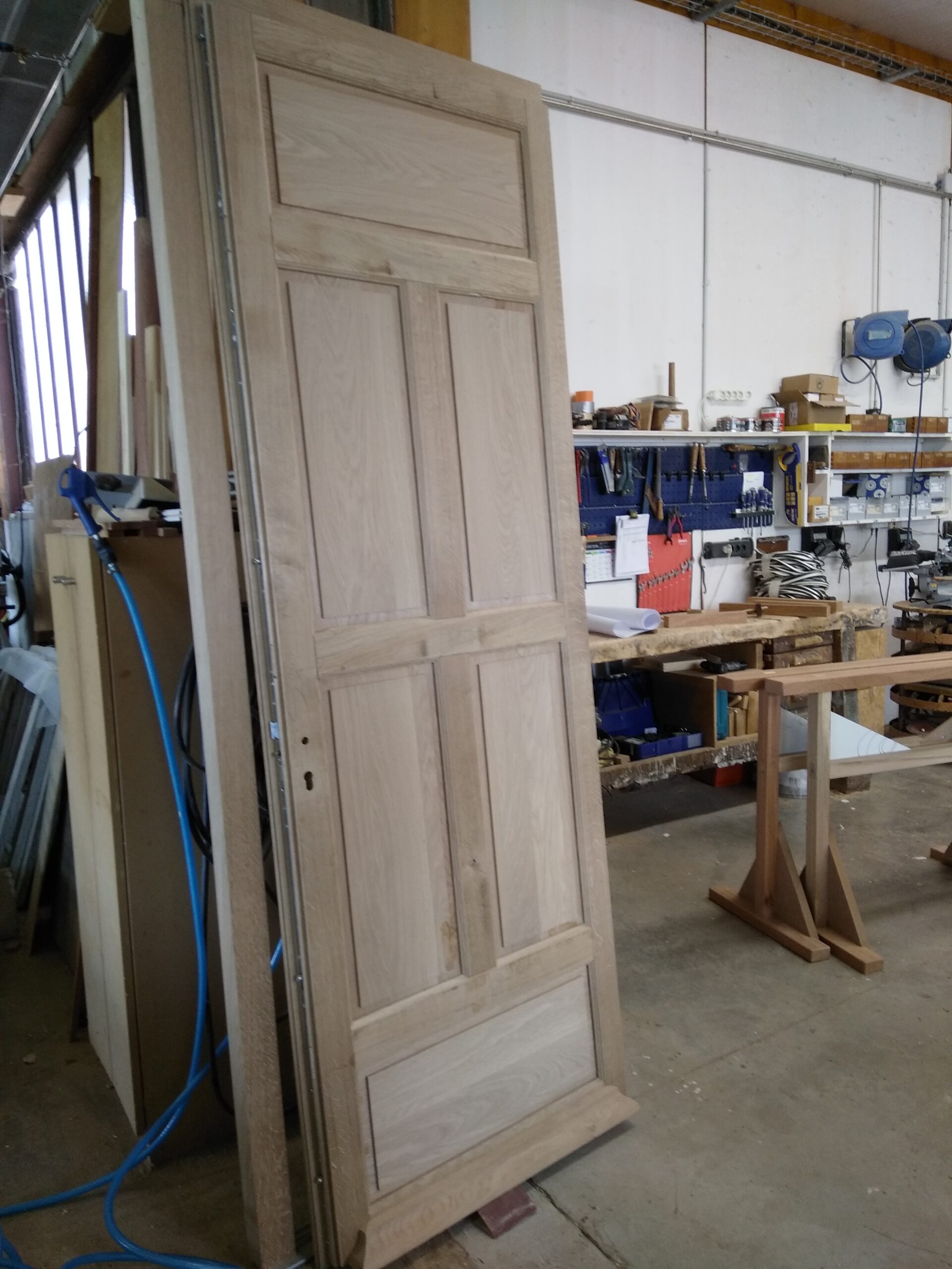 PORTE SUR MESURE EN COURS DE FABRICATION ATELIERS DU BOIS PENNECOT AGENCEMENT DIJON VARANGES BEAUNE DOLE NUITS ST GEORGES